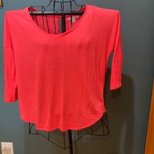 Gently worn American Eagle quarter length shirt.